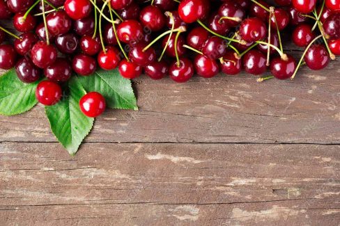 عکس با کیفیت گیلاس تازه روی میز چوبی MJ003692