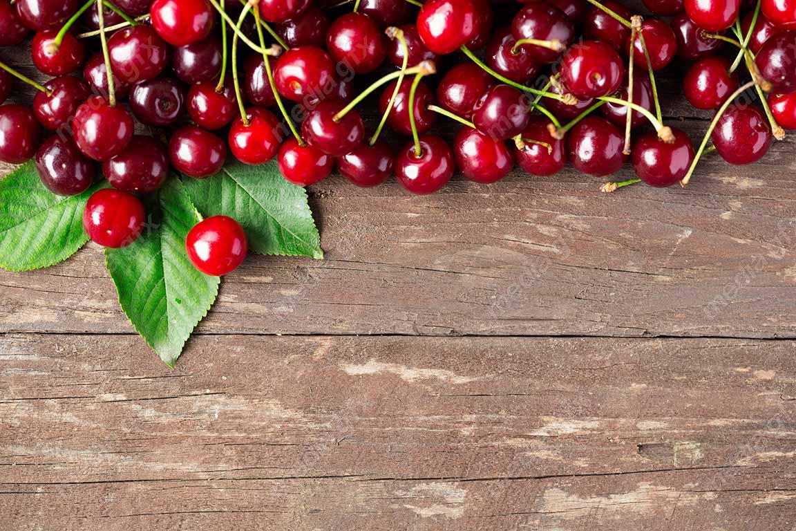 عکس با کیفیت گیلاس تازه روی میز چوبی MJ003692