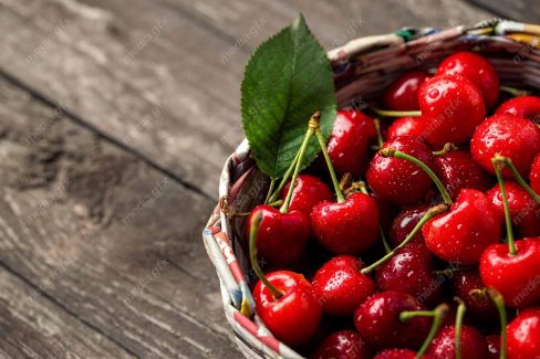 عکس با کیفیت گیلاس تازه روی میز چوبی MJ003694