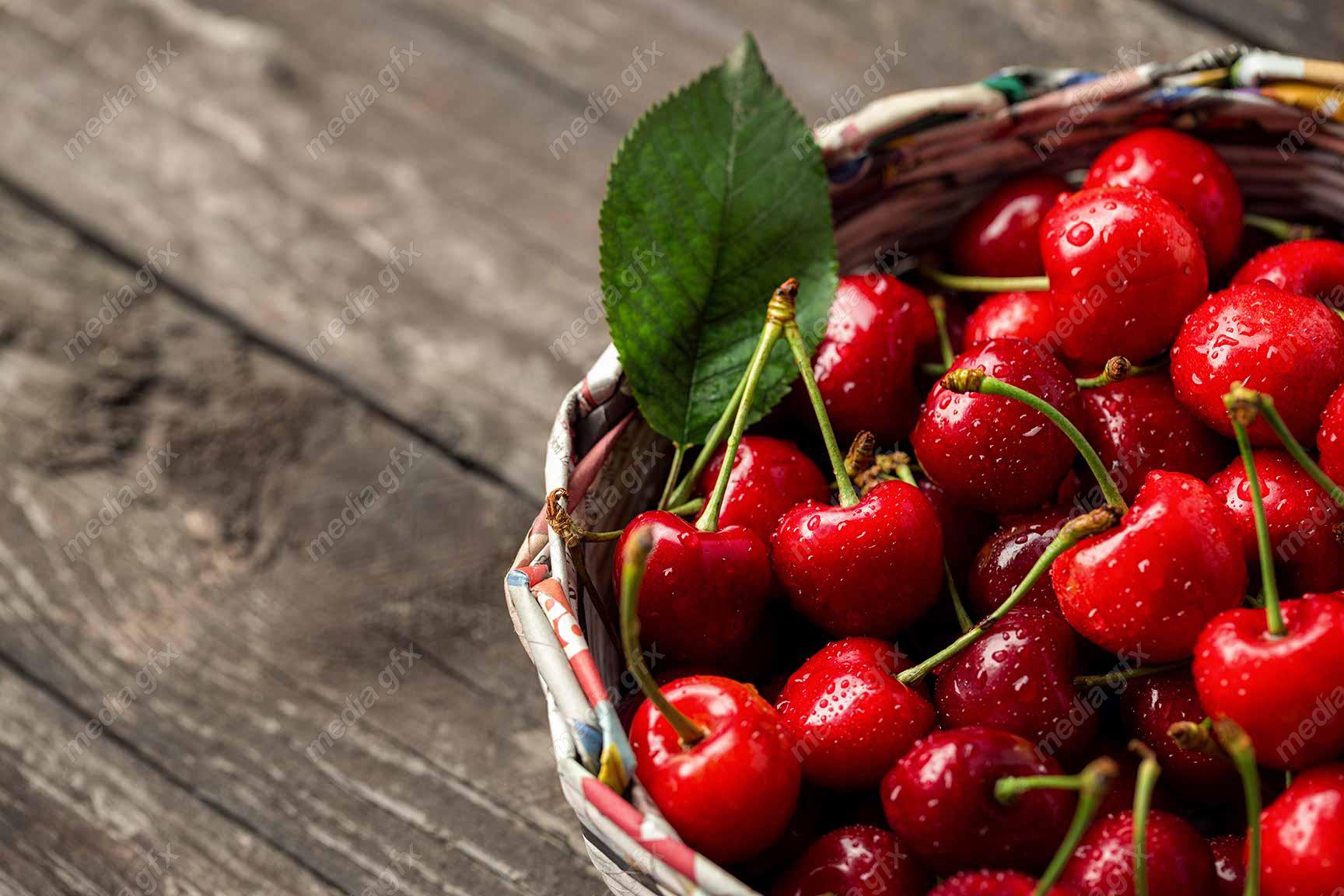 عکس با کیفیت گیلاس تازه روی میز چوبی MJ003694