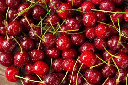 عکس با کیفیت گیلاس تازه روی میز چوبی MJ003698