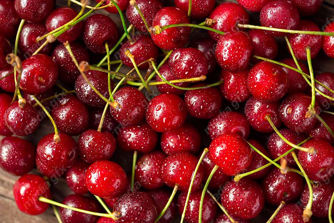 عکس با کیفیت گیلاس تازه روی میز چوبی MJ003698