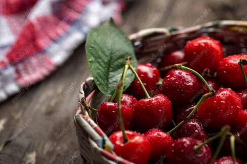 عکس با کیفیت گیلاس تازه روی میز چوبی MJ003704