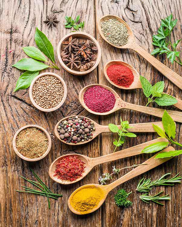 عکس با کیفیت انواع ادویه با قاشق چوبی روی میز  MJ003747
