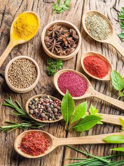 عکس با کیفیت انواع ادویه با قاشق چوبی روی میز  MJ003749