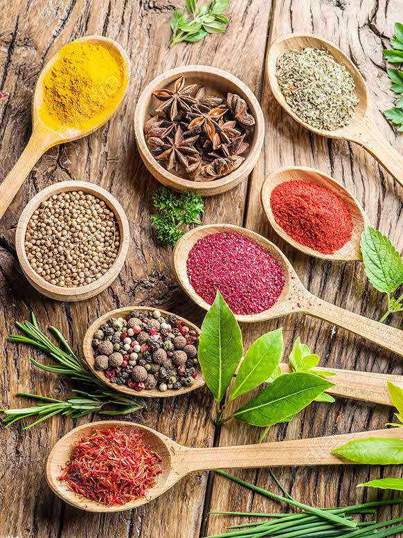 عکس با کیفیت انواع ادویه با قاشق چوبی روی میز  MJ003749