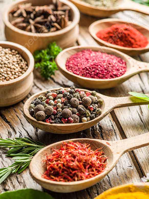 عکس با کیفیت انواع ادویه با قاشق چوبی روی میز  MJ003750