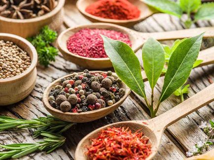 عکس با کیفیت انواع ادویه با قاشق چوبی روی میز  MJ003751