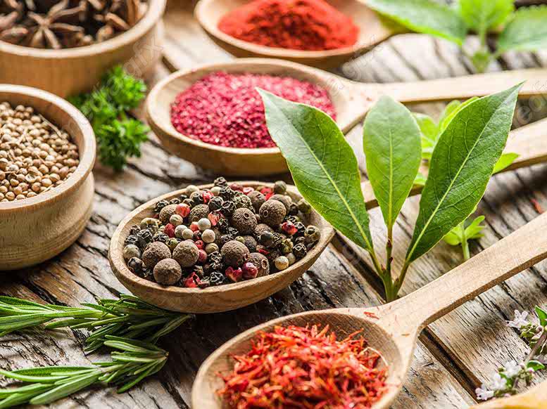 عکس با کیفیت انواع ادویه با قاشق چوبی روی میز  MJ003751