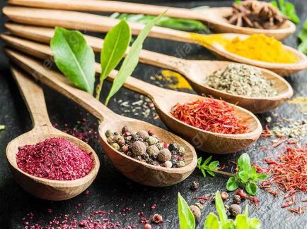 عکس با کیفیت انواع ادویه با قاشق چوبی روی میز  MJ003753