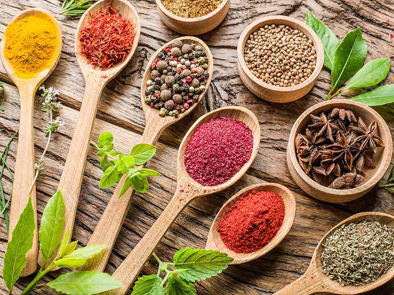 عکس با کیفیت انواع ادویه با قاشق چوبی روی میز  MJ003754