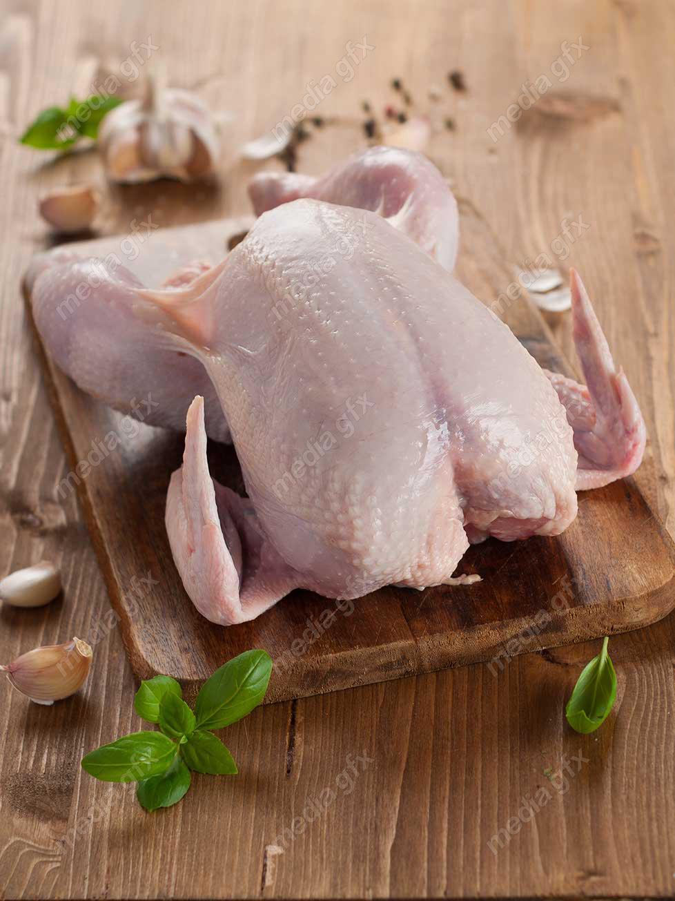 عکس با کیفیت گوشت مرغ خام روی تخته آشپزخانه  MJ003771