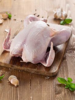 عکس با کیفیت گوشت مرغ خام روی تخته آشپزخانه  MJ003774
