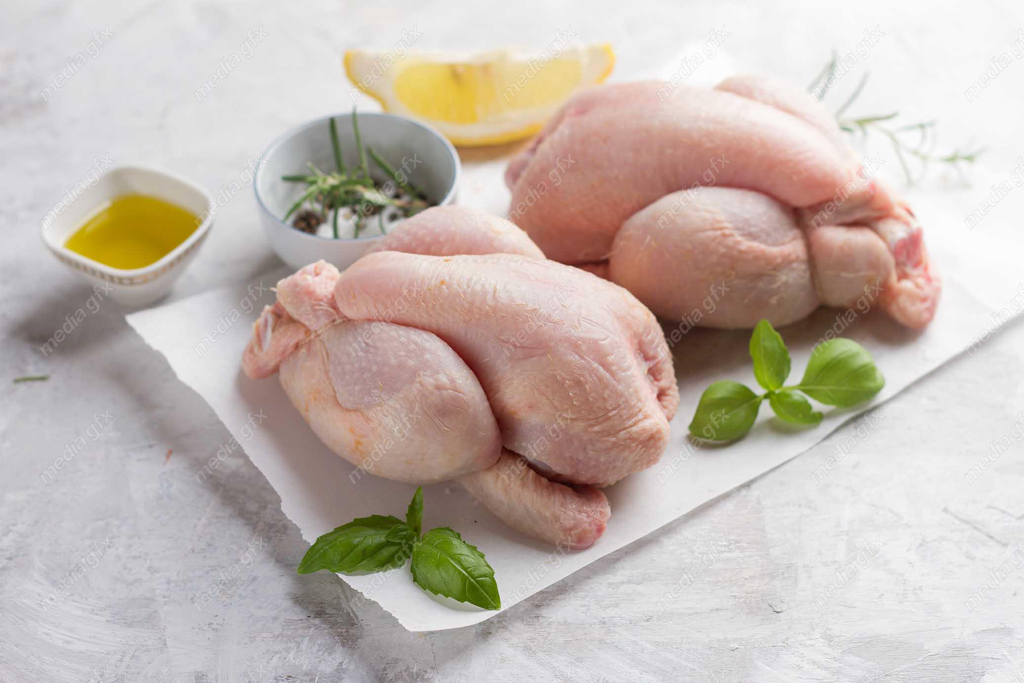 عکس با کیفیت گوشت مرغ خام روی تخته آشپزخانه  MJ003776