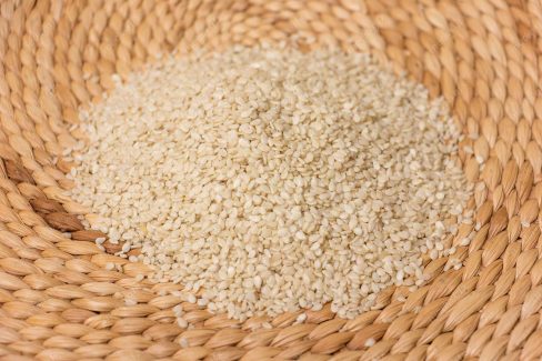 عکس با کیفیت کنجد سفید با قاشق چوبی MJ004096