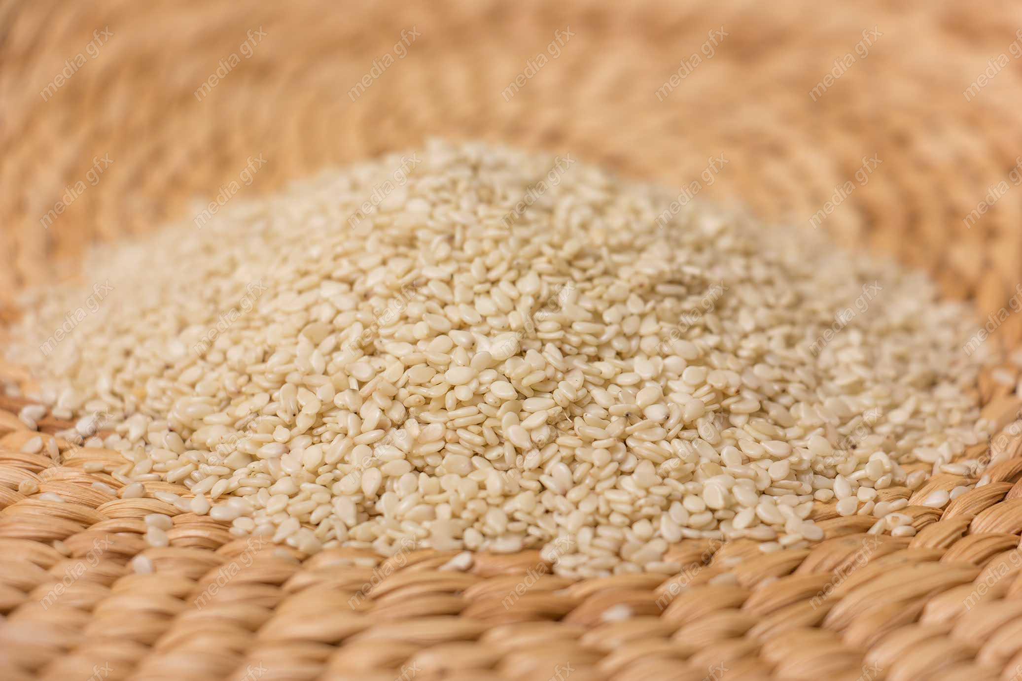 عکس با کیفیت کنجد سفید با قاشق چوبی MJ004097