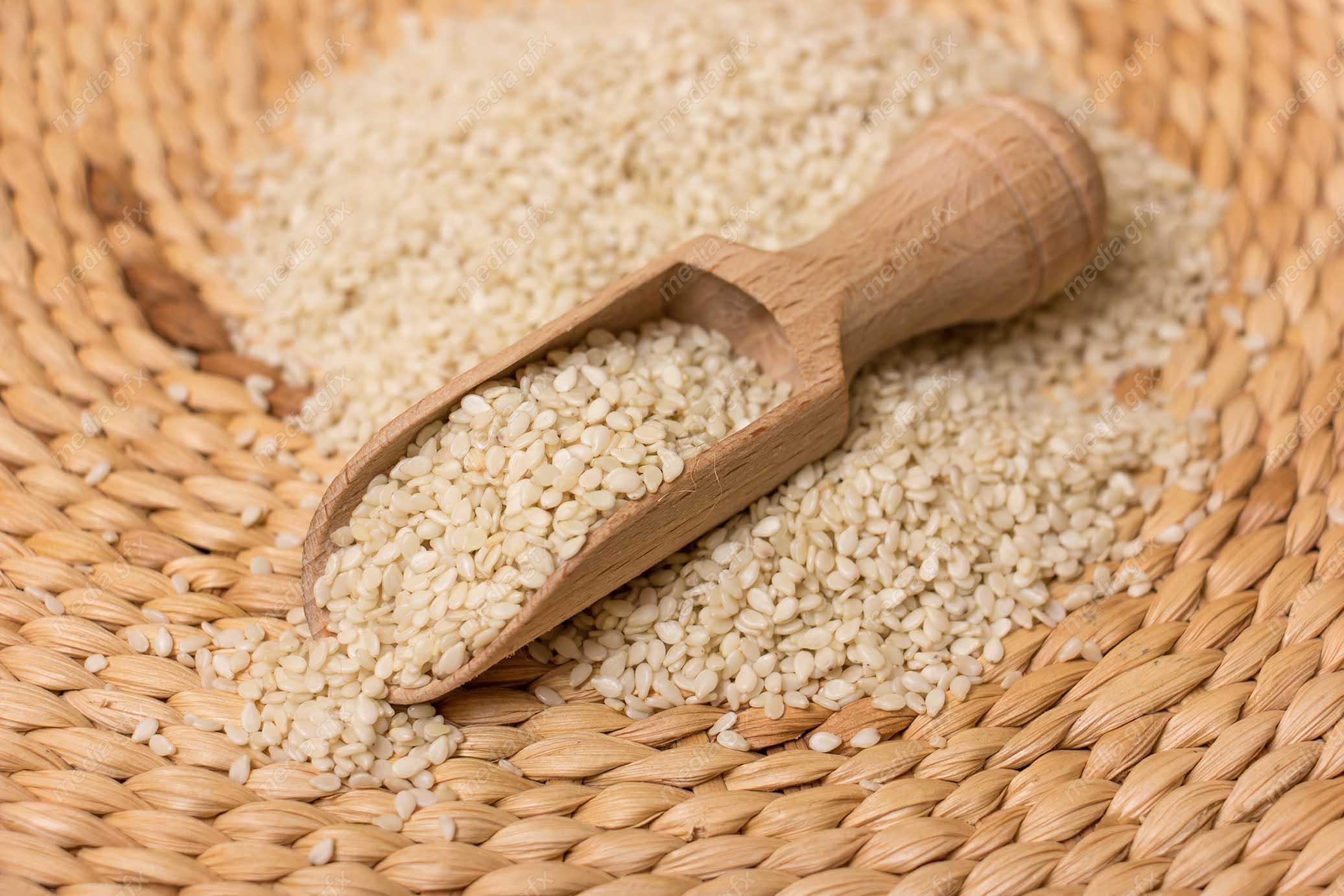عکس با کیفیت کنجد سفید با قاشق چوبی MJ004098