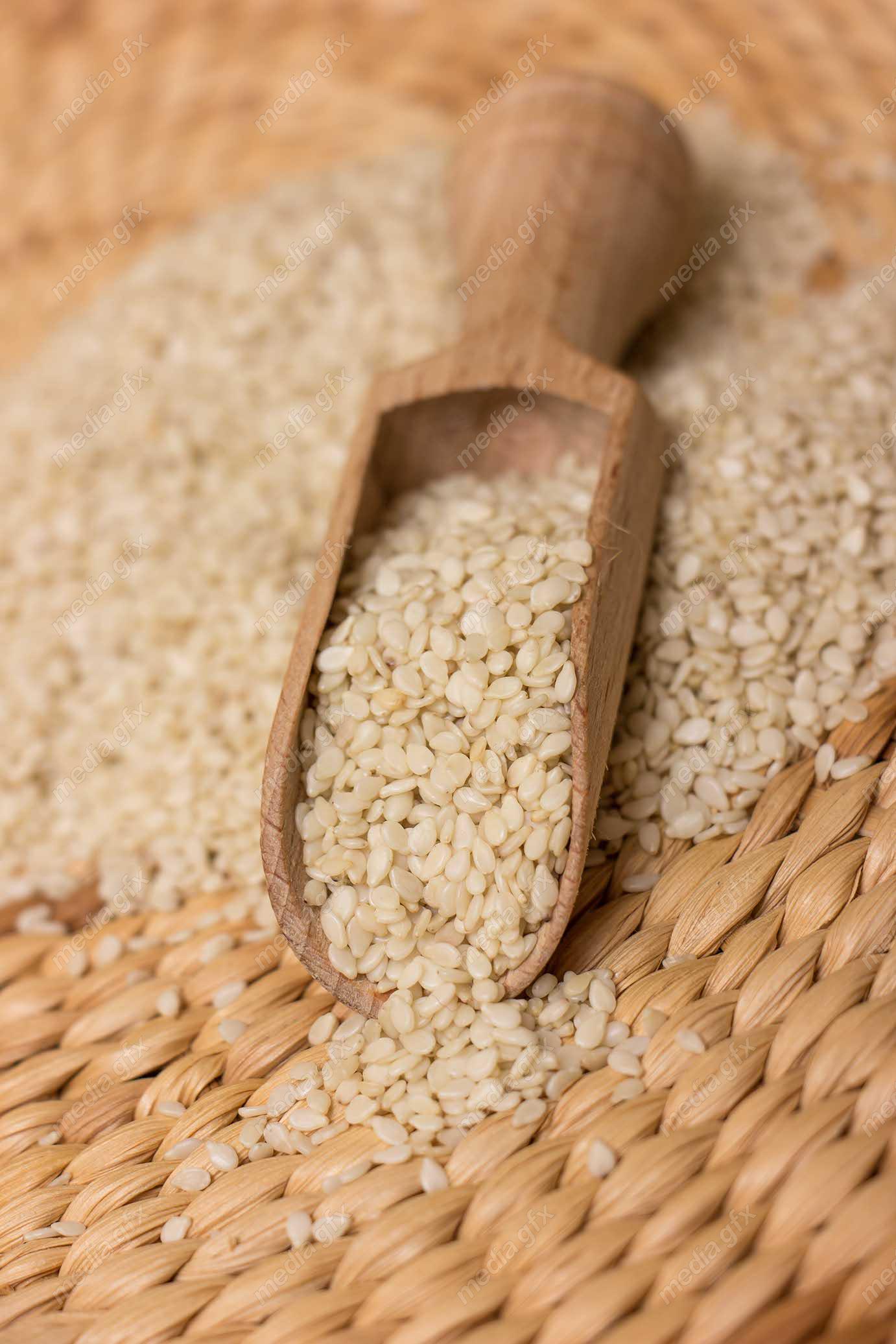 عکس با کیفیت کنجد سفید با قاشق چوبی MJ004099