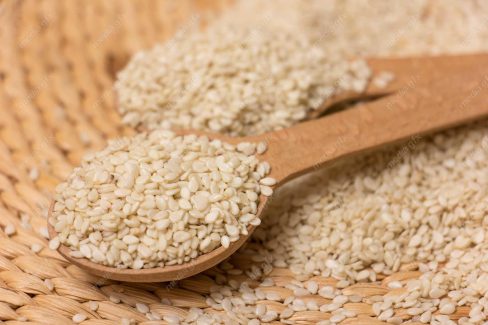 عکس با کیفیت کنجد سفید با قاشق چوبی MJ004100