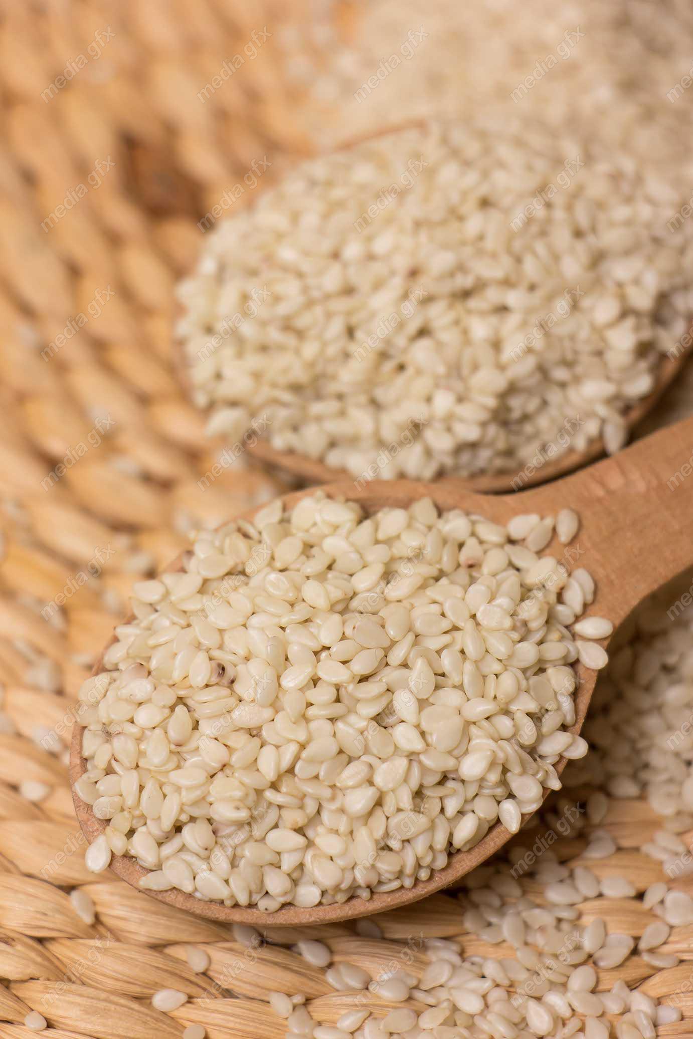 عکس با کیفیت کنجد سفید با قاشق چوبی MJ004101