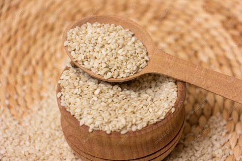 عکس با کیفیت کنجد سفید با قاشق چوبی MJ004102