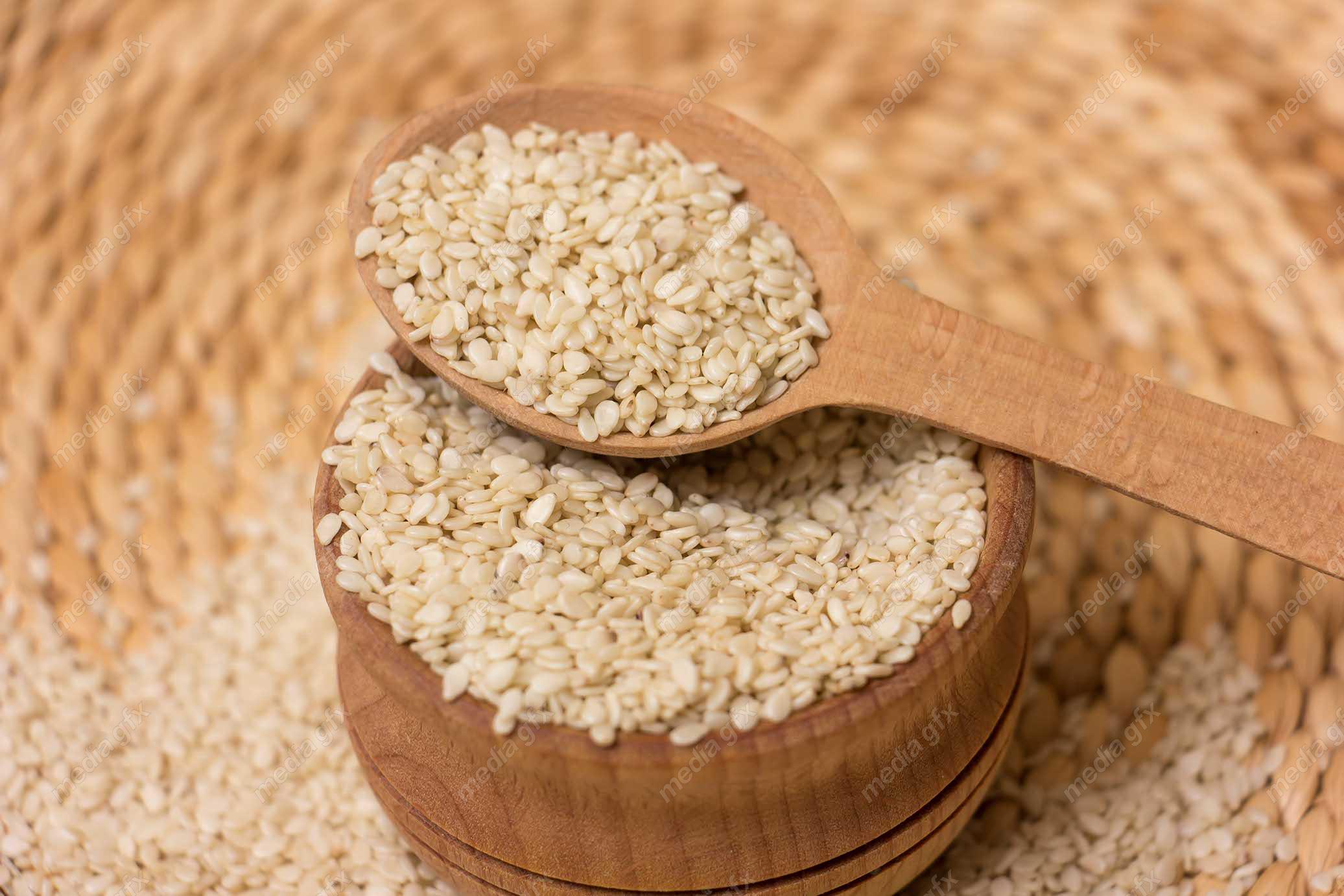 عکس با کیفیت کنجد سفید با قاشق چوبی MJ004102