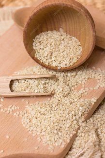 عکس با کیفیت کنجد سفید با قاشق چوبی MJ004103