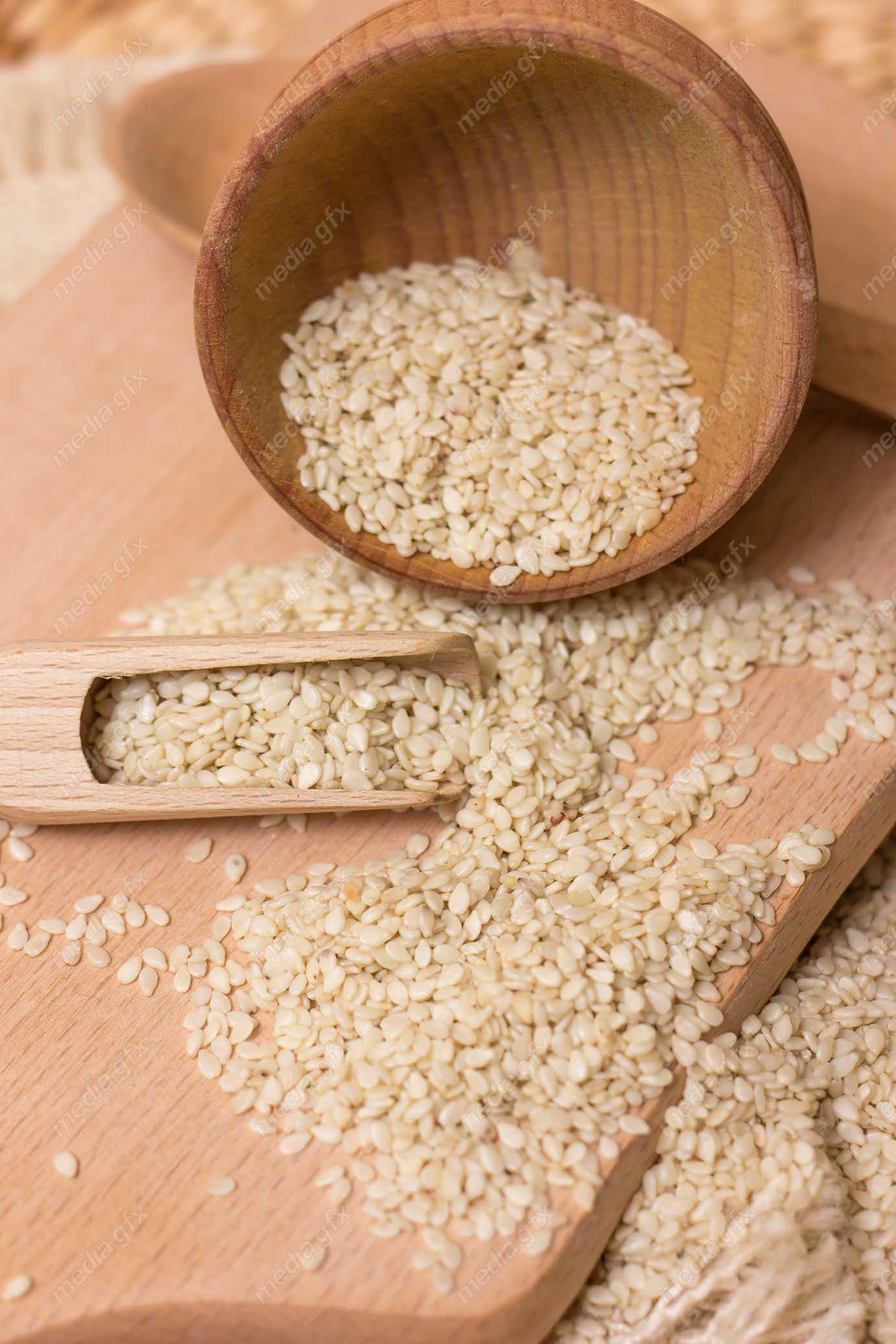 عکس با کیفیت کنجد سفید با قاشق چوبی MJ004103