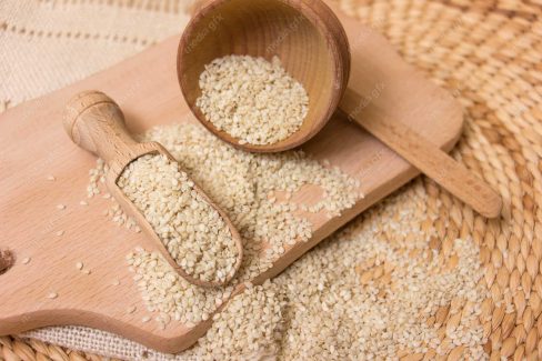 عکس با کیفیت کنجد سفید با قاشق چوبی MJ004104