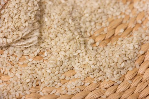 عکس با کیفیت کنجد سفید با قاشق چوبی MJ004105