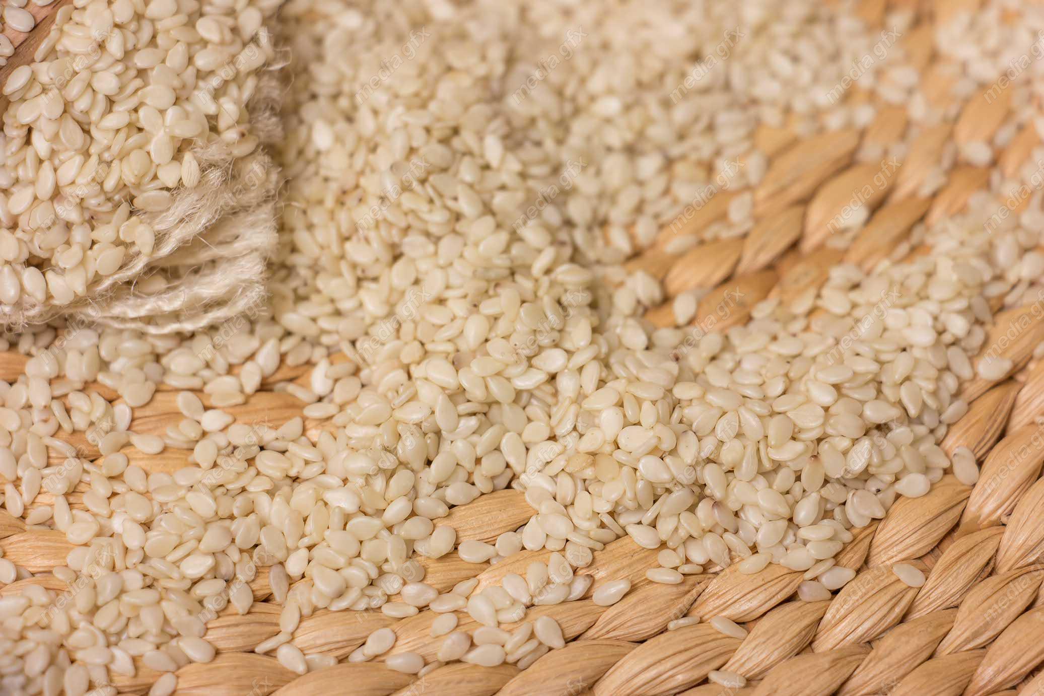 عکس با کیفیت کنجد سفید با قاشق چوبی MJ004105