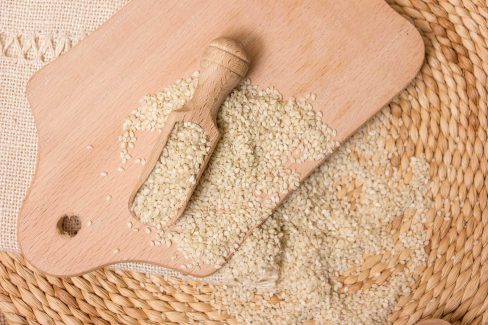 عکس با کیفیت کنجد سفید با قاشق چوبی MJ004106