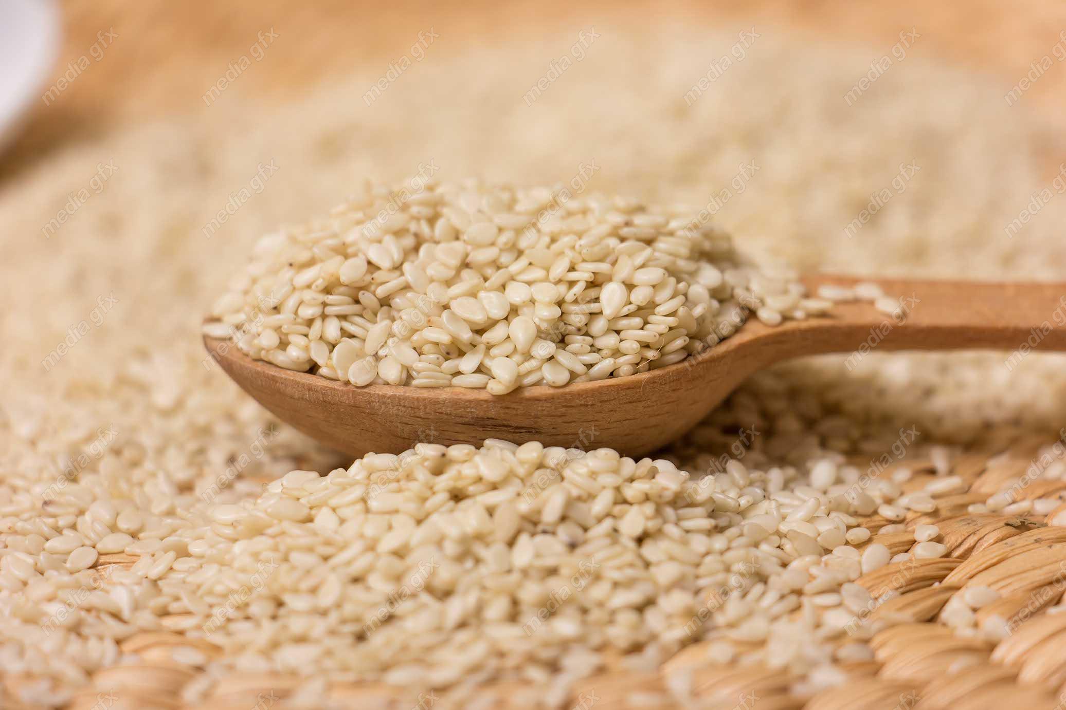 عکس با کیفیت کنجد سفید با قاشق چوبی MJ004107