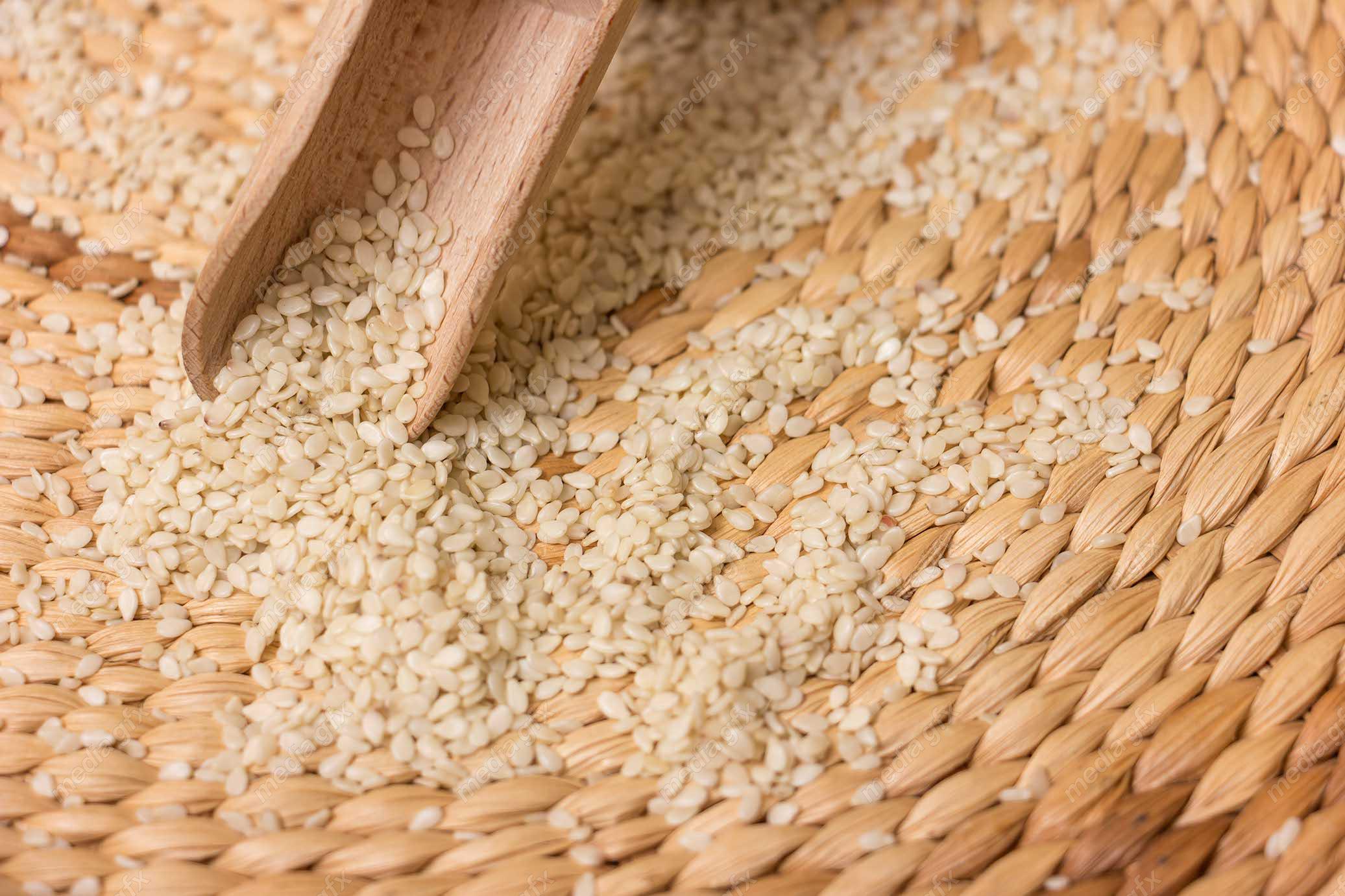 عکس با کیفیت کنجد سفید با قاشق چوبی MJ004108