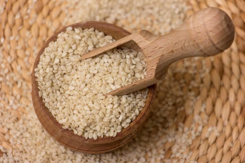 عکس با کیفیت کنجد سفید با قاشق چوبی MJ004109