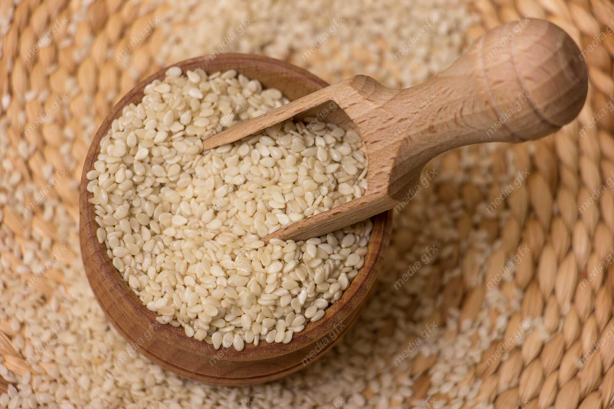 عکس با کیفیت کنجد سفید با قاشق چوبی MJ004109