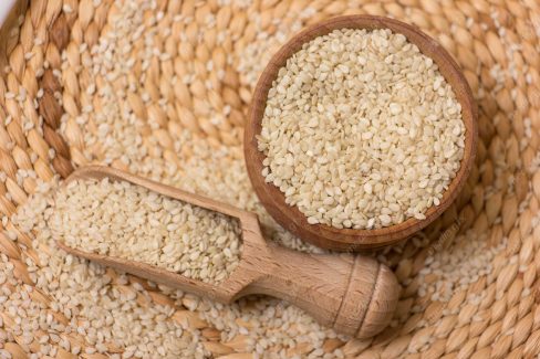 عکس با کیفیت کنجد سفید با قاشق چوبی MJ004110