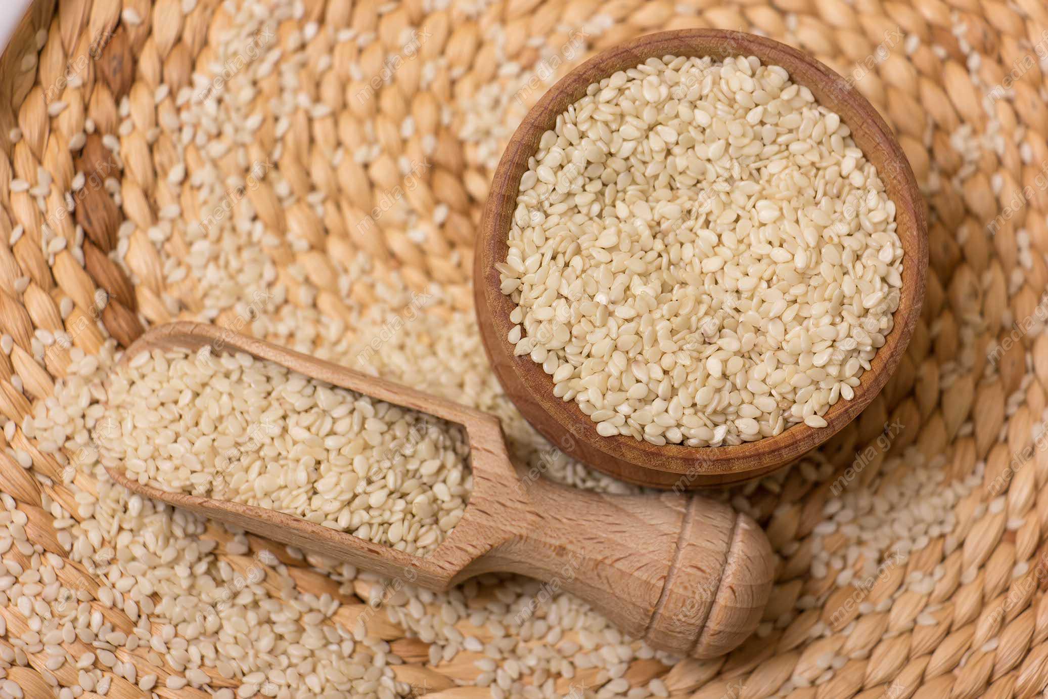 عکس با کیفیت کنجد سفید با قاشق چوبی MJ004110