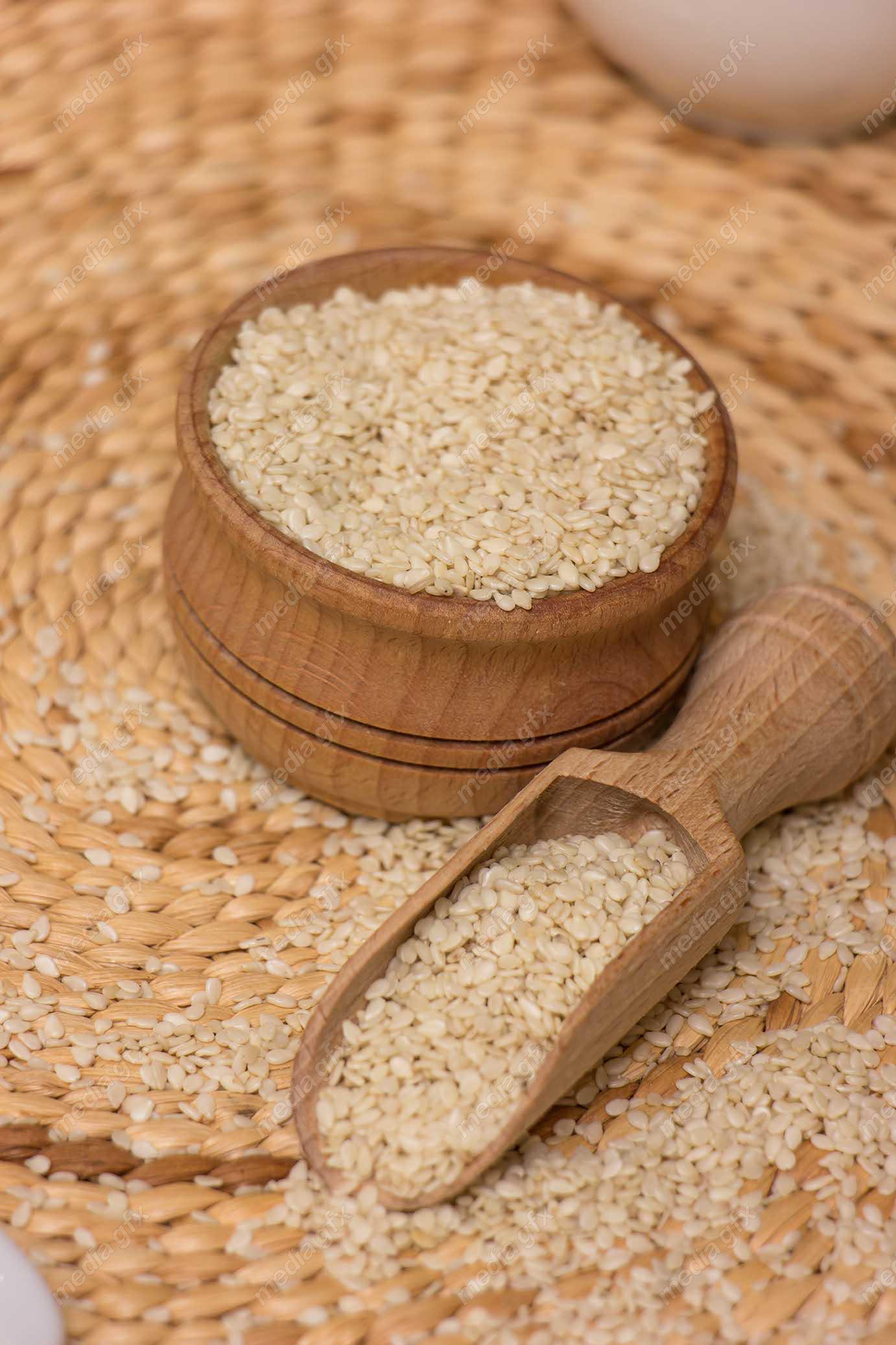 عکس با کیفیت کنجد سفید با قاشق چوبی MJ004111