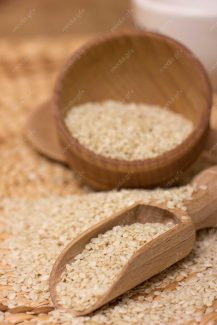 عکس با کیفیت کنجد سفید با قاشق چوبی MJ004112