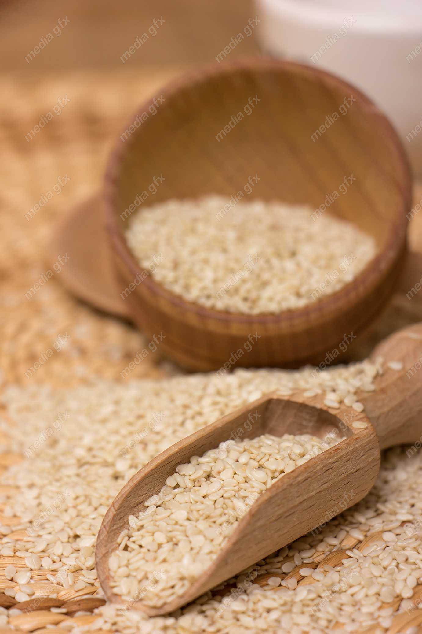 عکس با کیفیت کنجد سفید با قاشق چوبی MJ004112