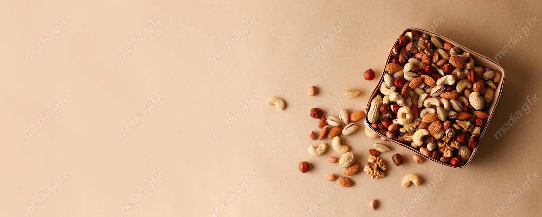 عکس با کیفیت پس زمینه انواع آجیل مغز در ظرف های متنوع  MJ004185