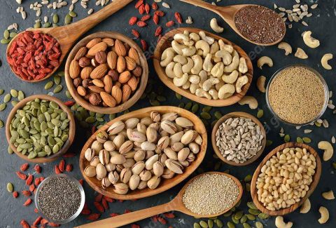 عکس با کیفیت پس زمینه انواع آجیل مغز در ظرف های متنوع MJ004187