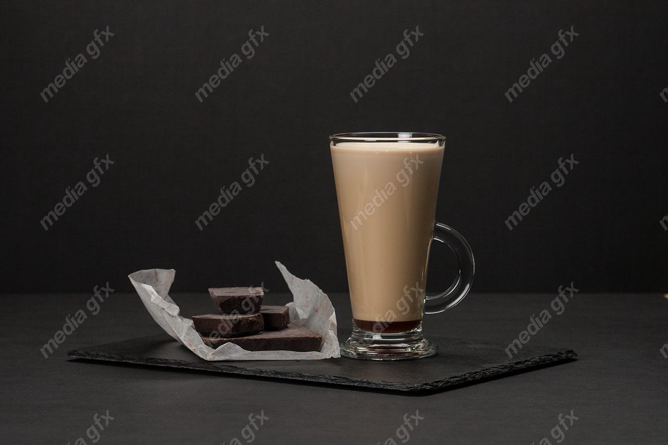 دانلود رایگان عکس با کیفیت کافه لاته یا فراپه در کنار تکه های شکلات MJ004206