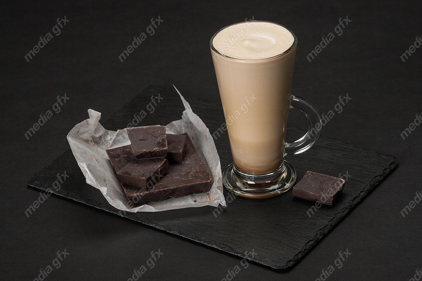 دانلود رایگان عکس با کیفیت کافه لاته یا فراپه در کنار تکه های شکلات MJ004207