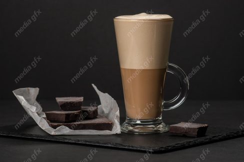 دانلود رایگان عکس با کیفیت کافه لاته یا فراپه در کنار تکه های شکلات MJ004209