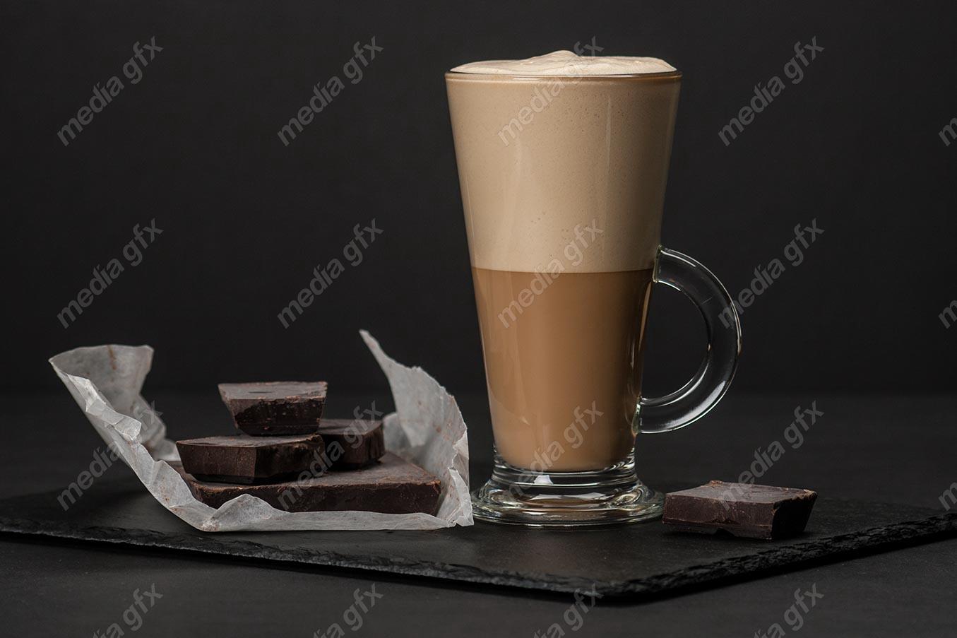 دانلود رایگان عکس با کیفیت کافه لاته یا فراپه در کنار تکه های شکلات MJ004209