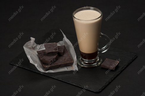 دانلود رایگان عکس با کیفیت کافه لاته یا فراپه در کنار تکه های شکلات MJ004210