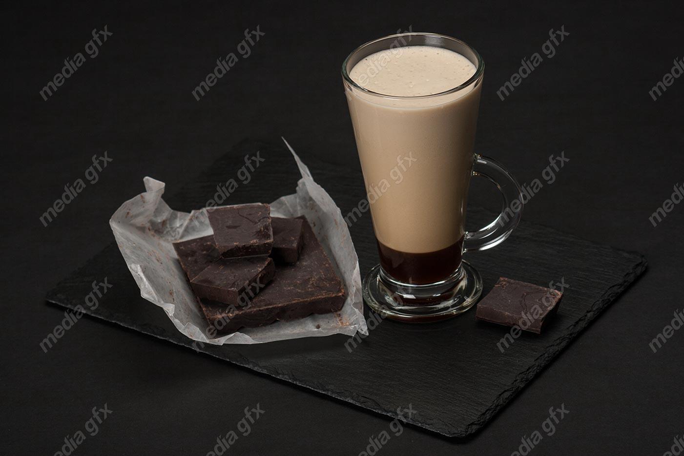 دانلود رایگان عکس با کیفیت کافه لاته یا فراپه در کنار تکه های شکلات MJ004210