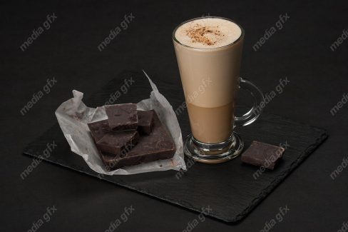 دانلود رایگان عکس با کیفیت کافه لاته یا فراپه در کنار تکه های شکلات MJ004211
